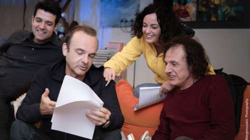 Ο Β. Παπακωνσταντίνου πρωταγωνιστεί, η Ελένη Ράντου σκηνοθετεί