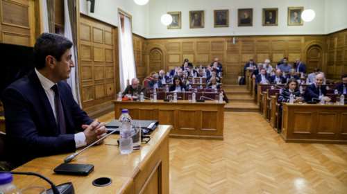 Βουλή: 1 λεπτού σιγή για τους εκπαιδευτικούς που έχασαν τη ζωή τους