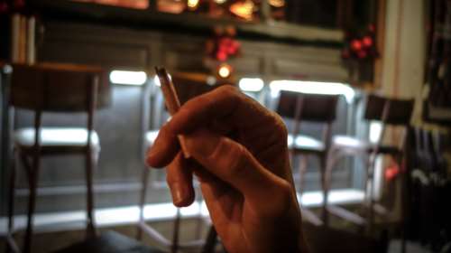 Νέα μόδα: Λέσχες καπνιστών...για να αποφύγουν τον αντικαπνιστικό νόμο