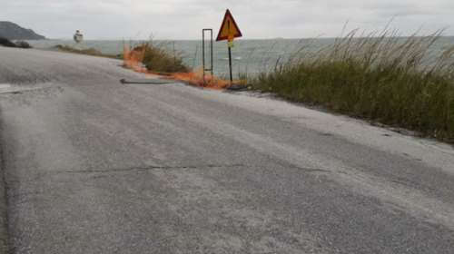 «Εβρεξε» βράχια στην Κύμη τραυματίες δύο αστυνομικοί
