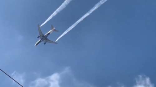 Σοκ: Αεροσκάφος αδειάζει καύσιμα στον αέρα και τραυματίζει 56 άτομα