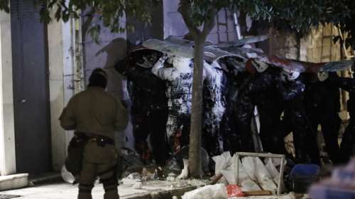 Κουκάκι: Πετούσαν βενζίνη στον τροχό - Για να κάψουν τους αστυνομικούς