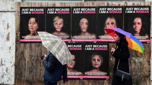 Πρησμένα γεμάτα μώλωπες τα πρόσωπα της Μπριζίτ Μακρόν και της Μισέλ Ομπάμα