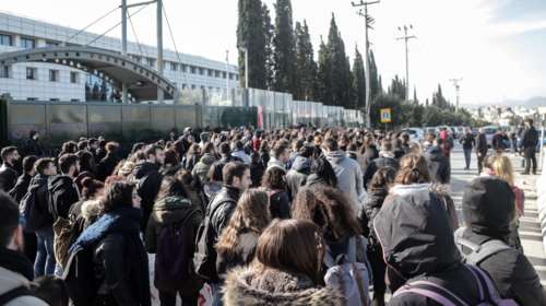 Ενταση με 150 φοιτητές, θέλουν να μπουν στο υπουργείο Παιδείας