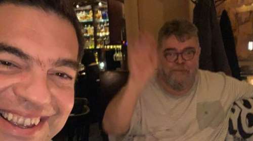 “Εβίβα” του Σταμάτη Κραουνάκη με τον Αλέξη Τσίπρα- Σε μπάρ στο κέντρο