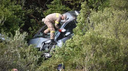 Θρίλερ με δύο νεαρούς σε Ι.Χ που «κρεμάστηκε» σε πλαγιά στην Πάτρα