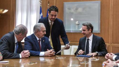 Ο χαλαρός διάλογος Μητσοτάκη-Χαφτάρ που «έπιασε» η κάμερα