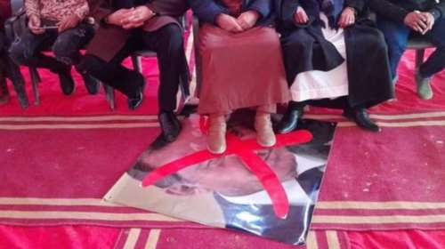 Λιβύη: Οπαδοί του Χαφτάρ ποδοπατούν αφίσες του Ερντογάν