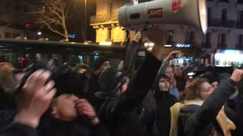 Διαδηλωτές επιχείρησαν να «λιντσάρουν» τον Μακρόν-Φυγαδεύτηκε από θέατρο