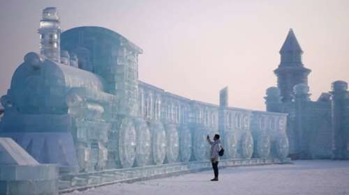 Απίστευτα γλυπτά πάγου στο φετινό φεστιβάλ της Χαρμπίν στην Κίνα