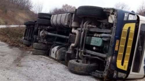 Ανατράπηκε νταλίκα έξω από την Καλαμπάκα