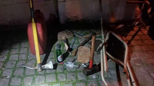 Επίθεση εναντίον αστυνομικών τα ξημερώματα έξω από τη Νομική Σχολή