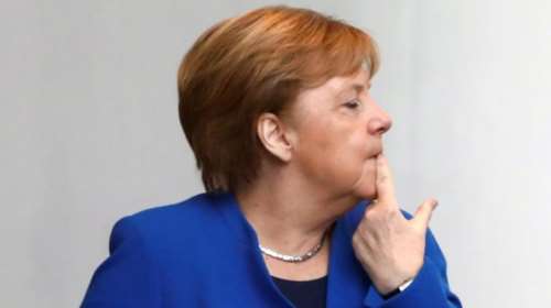 H στιγμή που η Μέρκελ τρώει τα νύχια της από το στρες