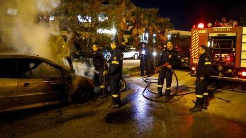 Μπαράζ εμπρησμών τη νύχτα στην Αθήνα, σε οχήματα &amp; καφέ