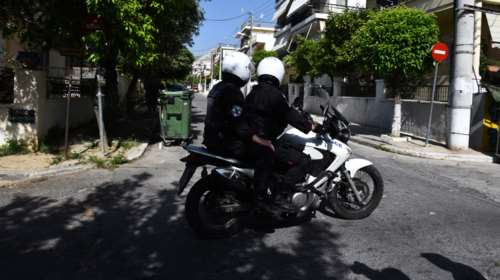 Πήγαν να ληστέψουν ψιλικατζίδικο με... ψεύτικο όπλο