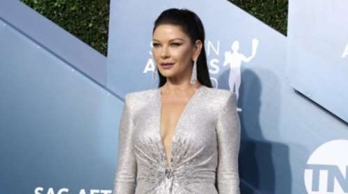 Η διαστημική Κάθριν Ζέτα Τζόουνς με αβυσσαλέο ντεκολτέ και διαμάντια