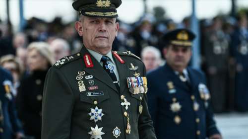 Η εικόνα μιλάει μόνη της- “Πλάκα” τα παράσημα του νέου αρχηγού ΓΕΕΘΑ