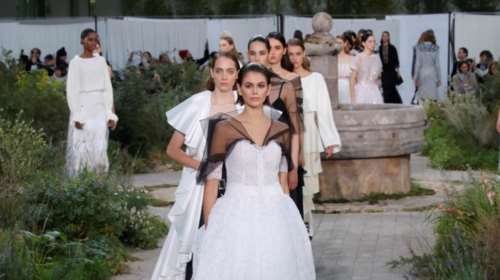 Κάια Γκέρμπερ: Μοντέρνα μπαλαρίνα στην πασαρέλα της Chanel [Εικόνες]