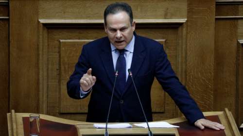 Μανωλάκος: Ο βουλευτής που... τρέχει να προλάβει την ψηφοφορία