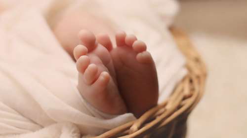 Σοκ στα Τρίκαλα: Γυναίκα με κορονοϊό γέννησε και αμέσως μετά διασωληνώθηκε