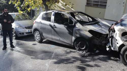 Κάμερα «έπιασε» τους εμπρηστές οχημάτων στο Κολωνάκι