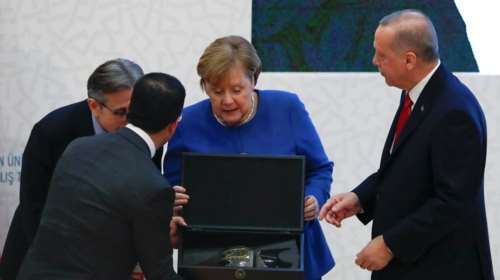 Απειλές Ερντογάν στη Μέρκελ για «λιβυκό χάος» στη Μεσόγειο