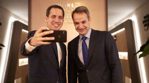 Η σέλφι Μητσοτάκη με τον Γκουαϊδό της Βενεζουέλας στο Νταβός