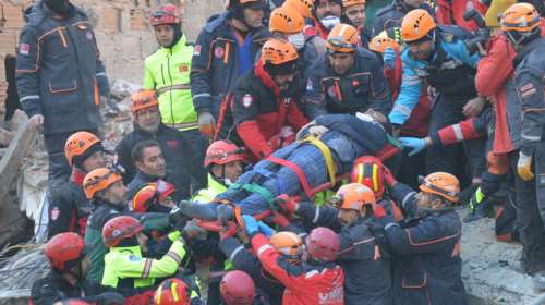 Σεισμός στην Τουρκία: 22 νεκροί, αγωνία πάνω από τα συντρίμμια