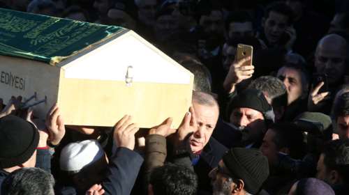 Σεισμός στην Τουρκία: Ο Ερντογάν κουβαλά φέρετρο