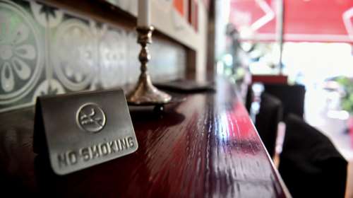 Και όμως ο αντικαπνιστικός νόμος τηρείται στην Ελλάδα