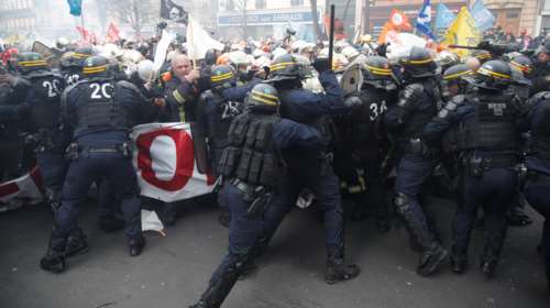 Παρίσι: Σφοδρές συγκρούσεις μεταξύ αστυνομικων και πυροσβεστών