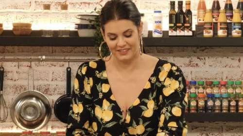 Η  Κορινθίου πιο σέξι από ποτέ μαγειρεύει για τον Σκαρμούτσο