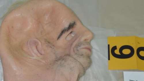 Η τρομακτική μάσκα σιλικόνης που φορούσε ο τοξοβόλος στις ληστείες