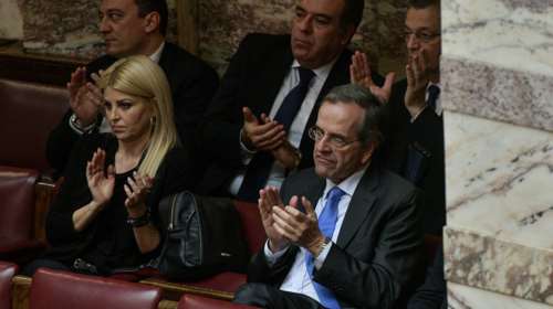 Επανεμφάνιση Σαμαρά στη Βουλή μετά το σάλο: Ανετος και χαλαρός [εικόνες]