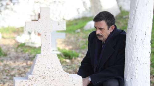 Άγριες Μέλισσες: Η συγκλονιστική σκηνή του Δούκα στο νεκροταφείο