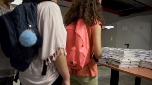 Σάλος με ομοφοβικό φυλλάδιο που μοιράστηκε στα σχολεία