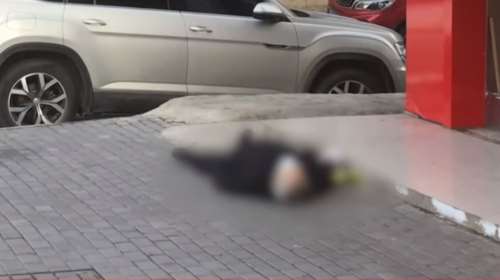 Κοροναϊός: Συγκλονίζει η εικόνα νεκρού άνδρα σε δρόμο της Ουχάν