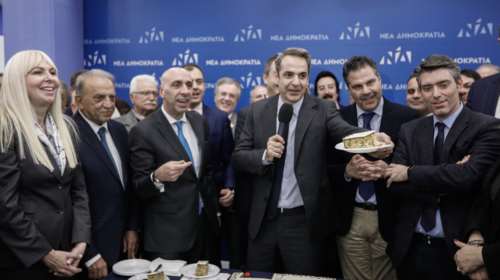 Κοπή πίτας ΝΔ: Η ατάκα για τις εκλογές, οι selfies &amp; η έκπληξη με το φλουρί