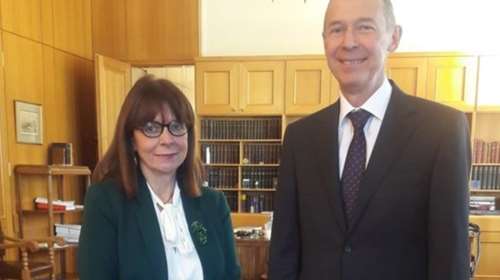 Πολλά τα σχόλια στα social media για την στιλιστική εμφάνιση της νέας ΠτΔ