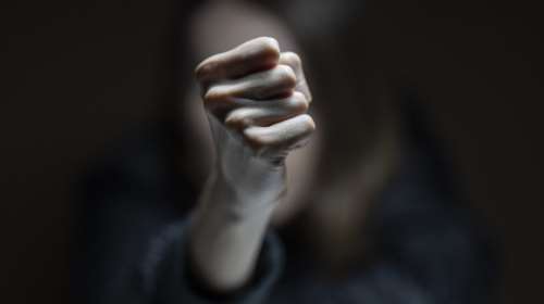 Ηράκλειο: Μπήκε στο σχολείο και άρχισε να χτυπά τον διευθυντή