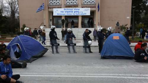 Κλίμα έντασης στη Μυτιλήνη - Παραμένουν στην πόλη οι πρόσφυγες
