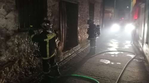 Νύχτα έντασης στη Μόρια, κάηκε σπίτι, επεισόδια και χημικά