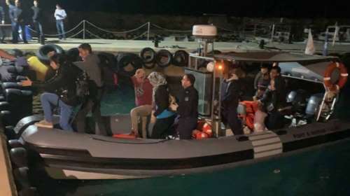 Σπείρα διακινητών: Σε σπηλιά στη Βάρκιζα στοίβαζαν μετανάστες