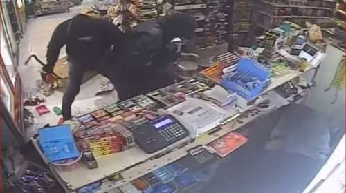 Πόρτο Ράφτη: Θρασύτατοι ληστές χτυπούν υπάλληλο με λοστό - Βίντεο