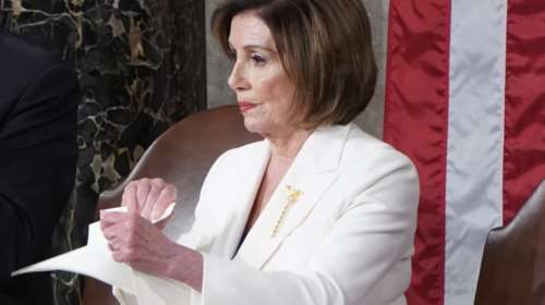 Πελόζι: Eσκισα την ομιλία Τραμπ γιατί κουρέλιαζε την αλήθεια