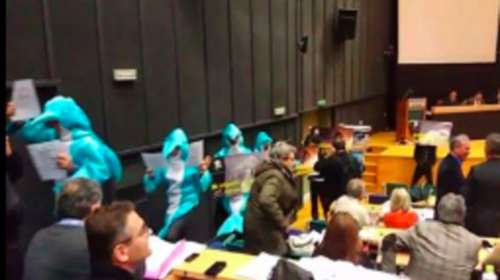 Ακτιβιστές μπήκαν στο Περιφερειακό Συμβούλιο Αττικής ντυμένοι... δελφίνια