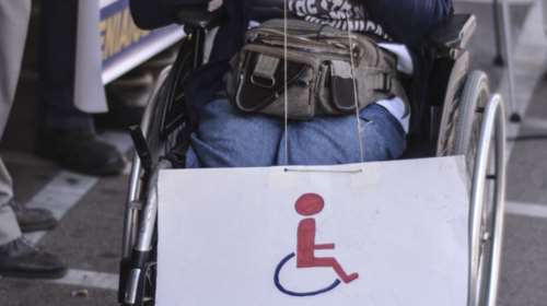 Οδηγός αυτοκινήτου στα Τρίκαλα παρέσυρε άνθρωπο σε αναπηρικό αμαξίδιο και τον εγκατέλειψε