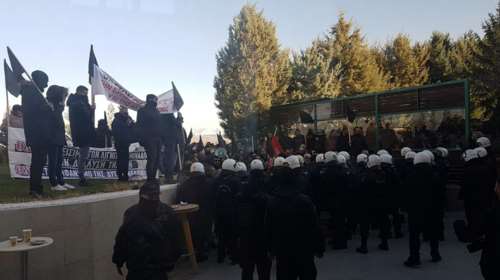 Ενταση και χημικά στην επίσκεψη Άδωνι - Χατζηδάκη στην Πτολεμαΐδα