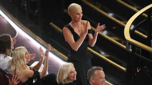 Σαρλίζ Θερόν: Οι επικές εμφανίσεις σε όλα τα φετινά βραβεία [εικόνες]