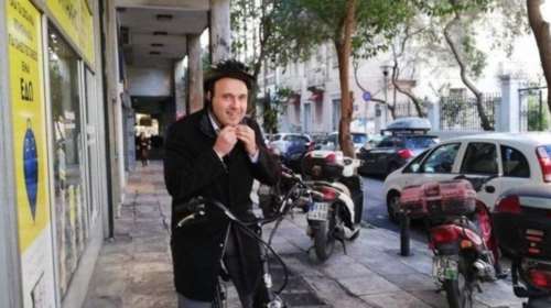 O πρόεδρος της ΚΕΔΕ πήγε στο Μαξίμου με ηλεκτρικό ποδήλατο! - Βίντεο